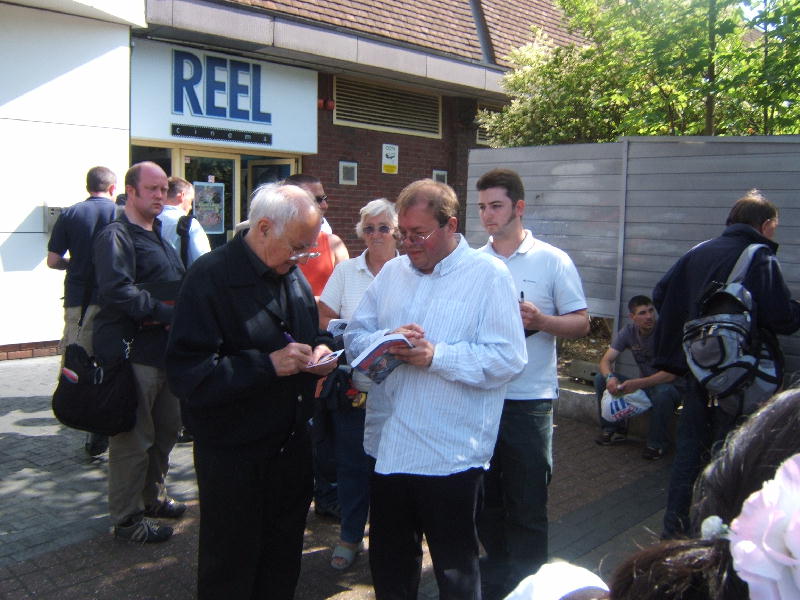 ronwsigningautographs.JPG